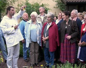 Bruder Thomas führt uns durch die Klosteranlage von Gut Aich.